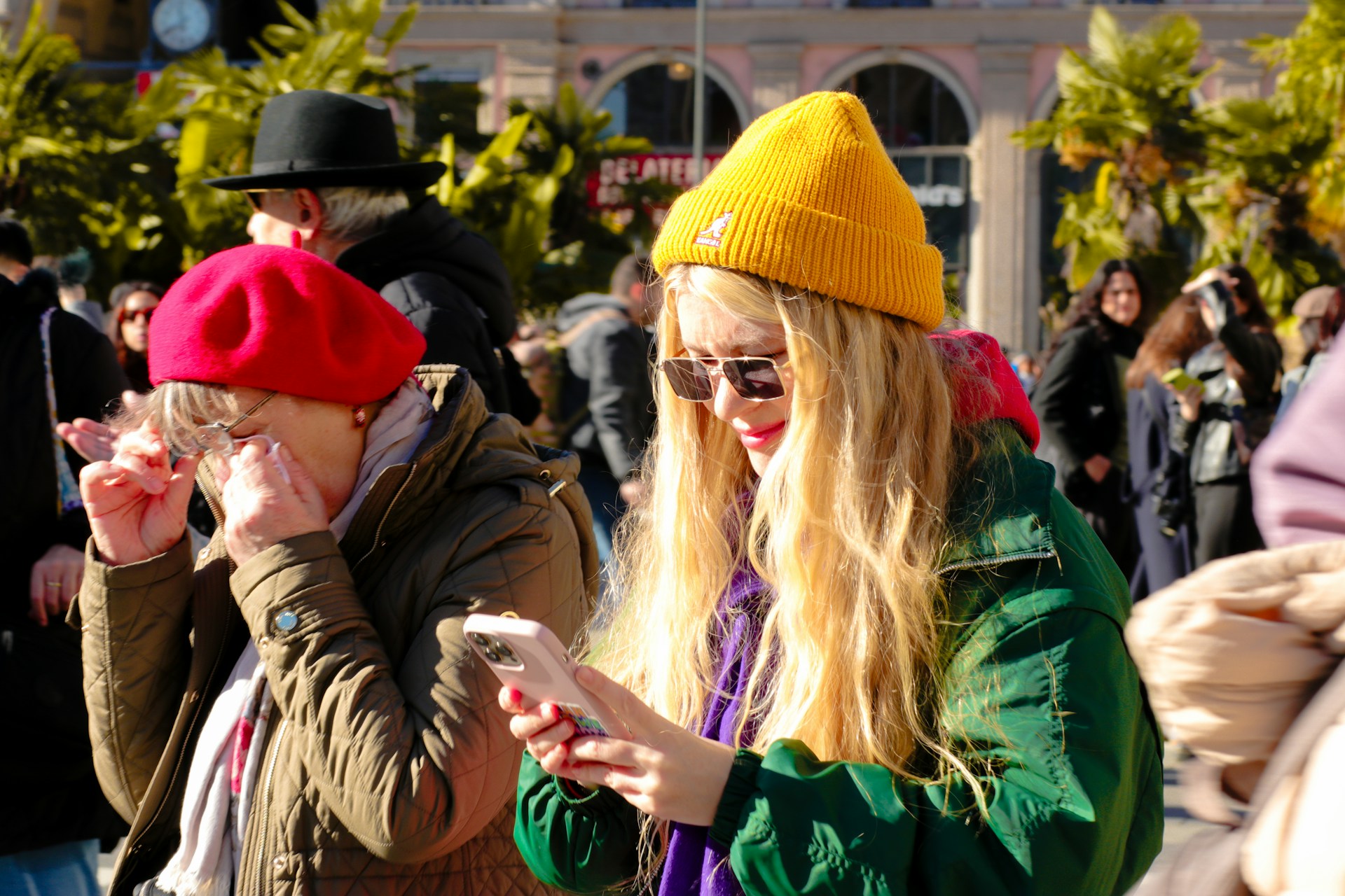 Девушки в шапках