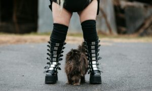 Девушка в сапогах с кошкой