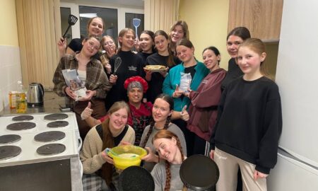 Студенты в общежитии пекут блины