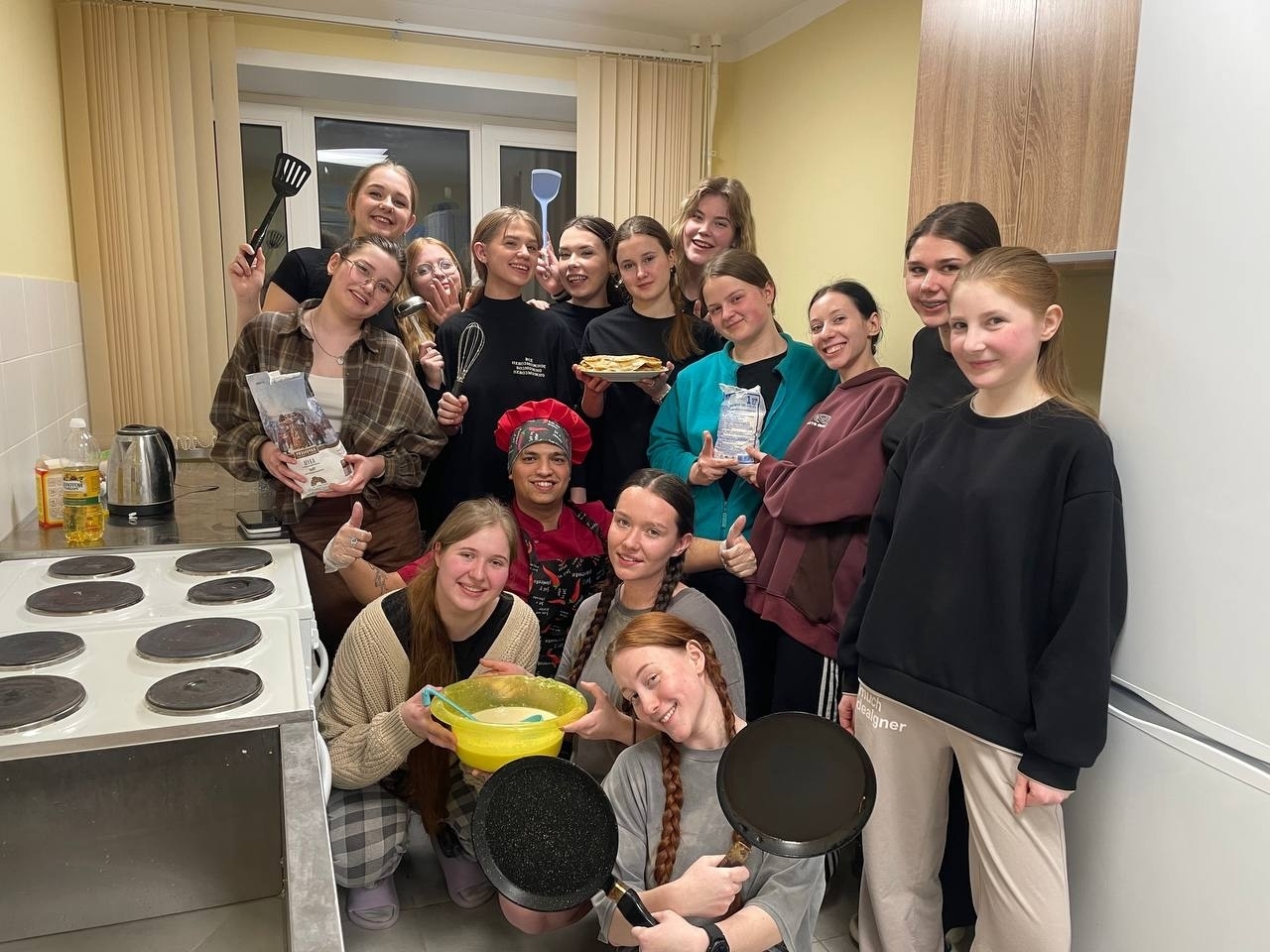 Студенты в общежитии пекут блины