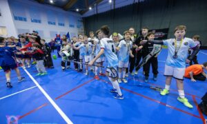 дети играют во флорбол