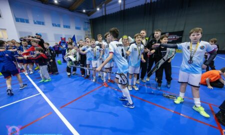 дети играют во флорбол