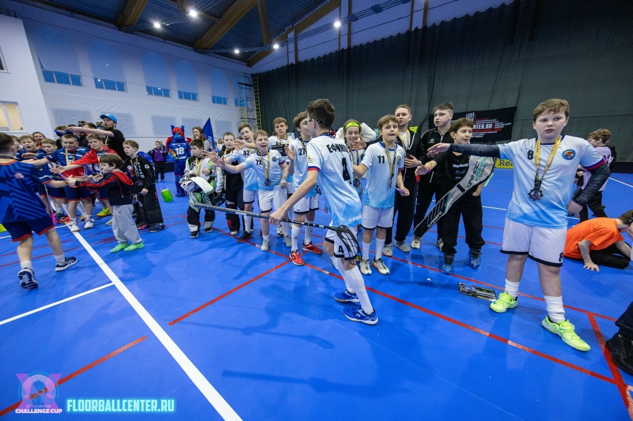 дети играют во флорбол