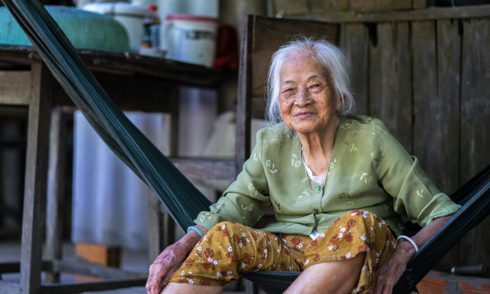 Бабушка сидит на ступеньке