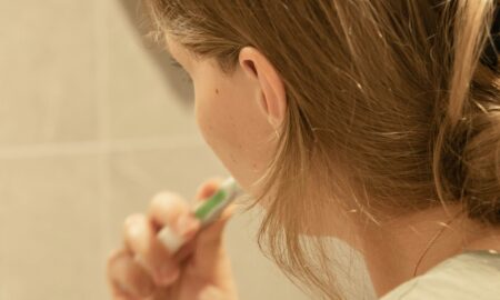 Девушка чистит зубы