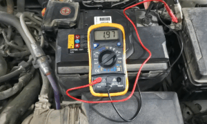 Мультиметр под капотом автомобиля