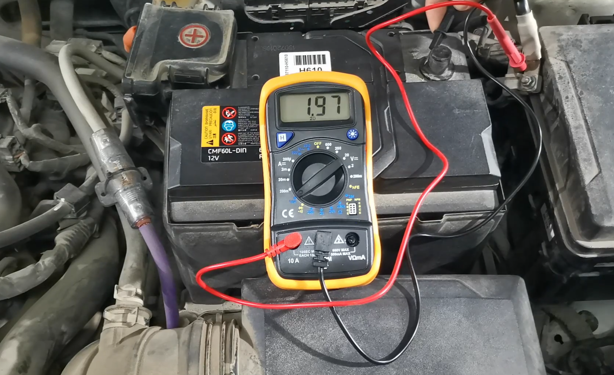 Мультиметр под капотом автомобиля