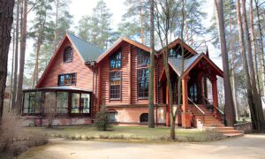 Деревянный дом в лесу