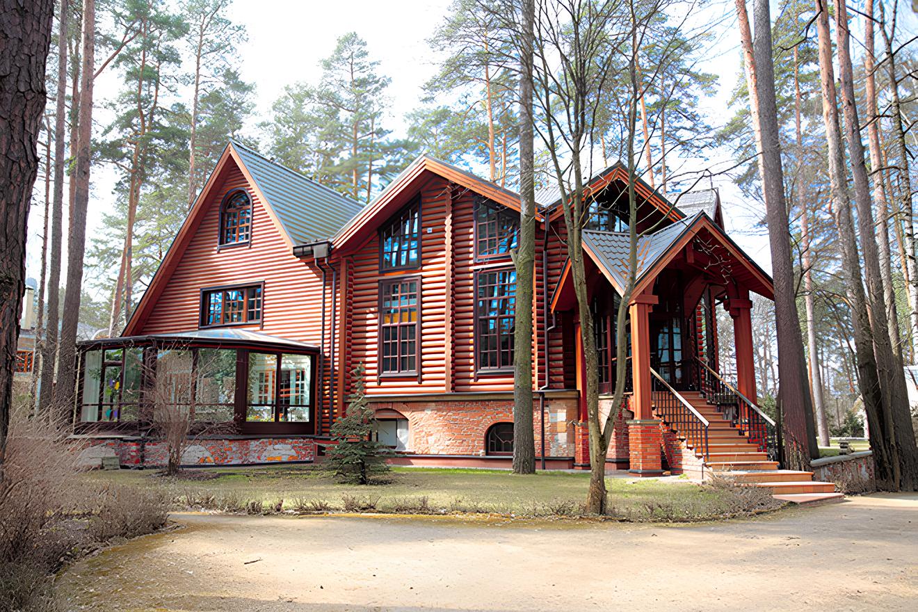 Деревянный дом в лесу