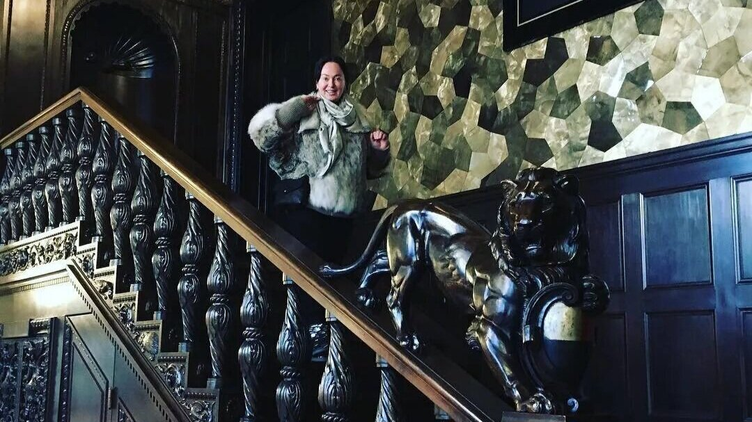 Лариса Гузеева на лестнице в своём доме