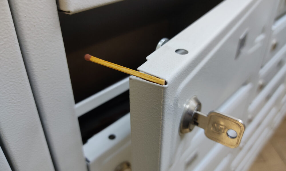 Почтовый ящик в подъезде многоквартирного дома