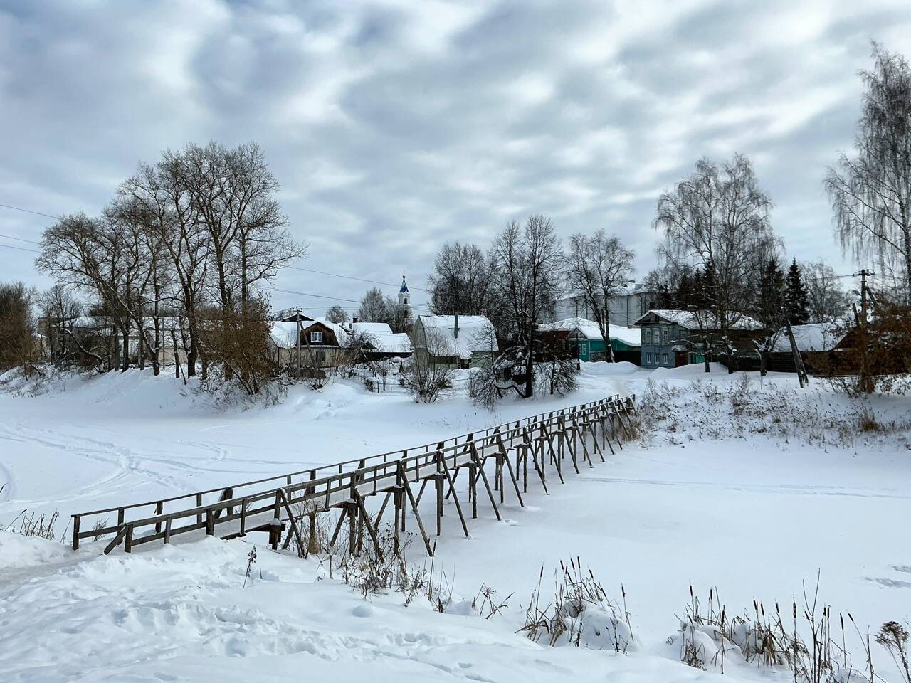 Деревянные пешеходные мостки через реку Кашинка, известные как лавы