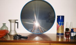 Девушка фотографируется в зеркало