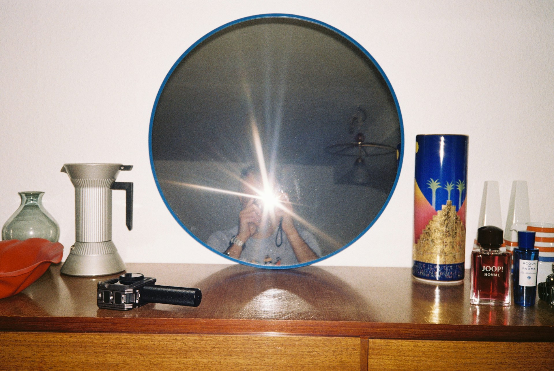 Девушка фотографируется в зеркало