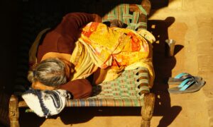 Бабушка лежит на кресле