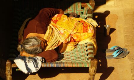 Бабушка лежит на кресле