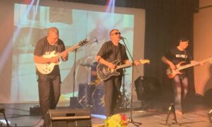 Рок-концерт, поют песни Кино