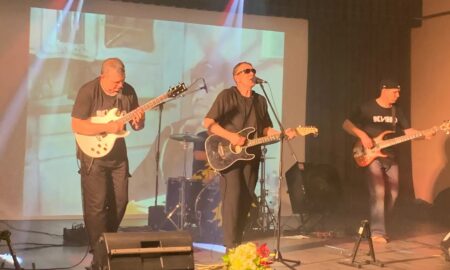 Рок-концерт, поют песни Кино