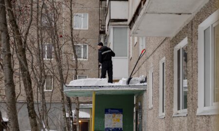 Мужчина убирает снег