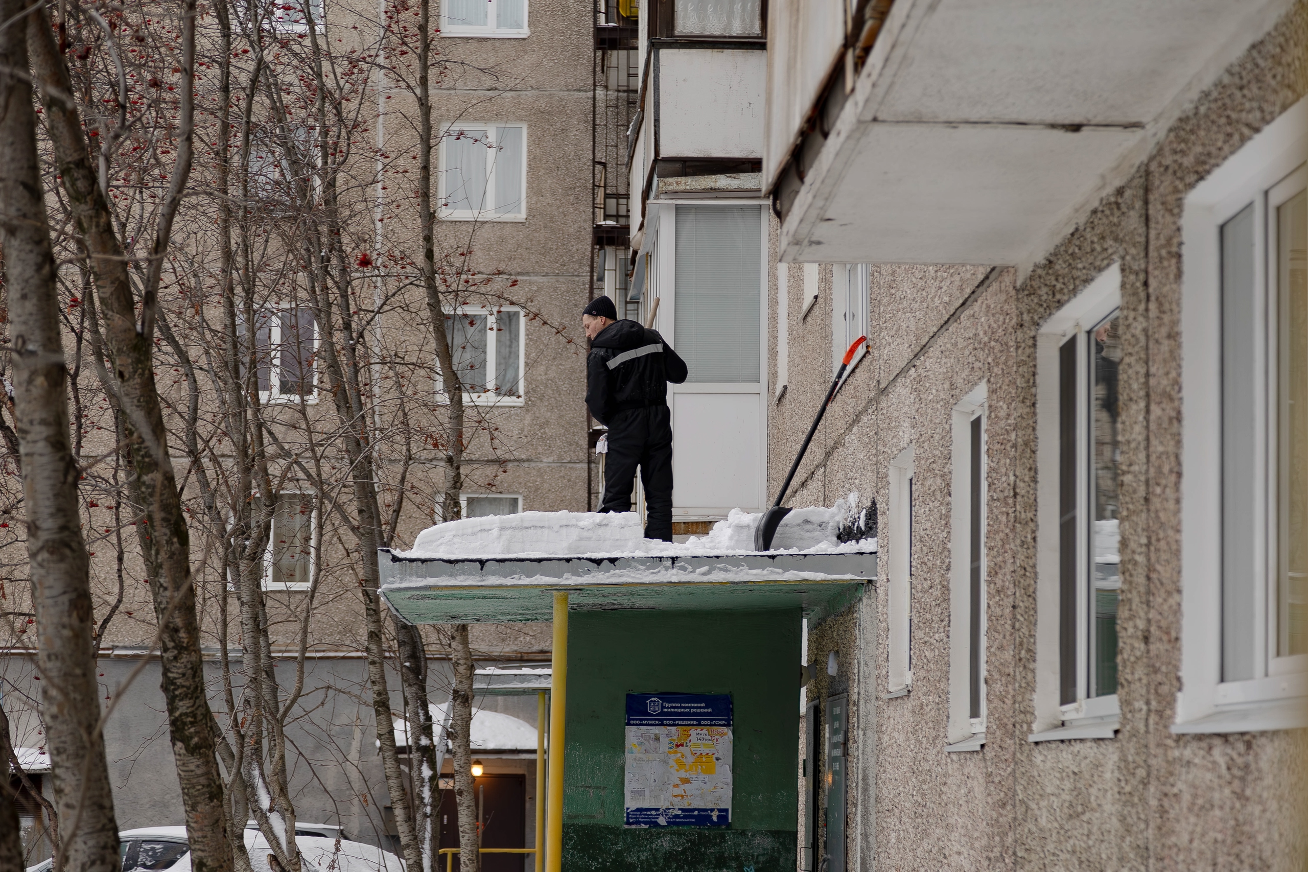 Мужчина убирает снег