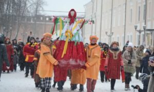 шествие с чучелом Масленицы
