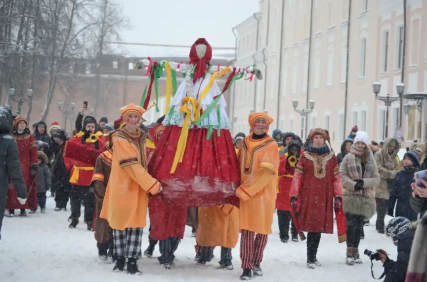 шествие с чучелом Масленицы