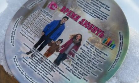 тарелка с именами актеров