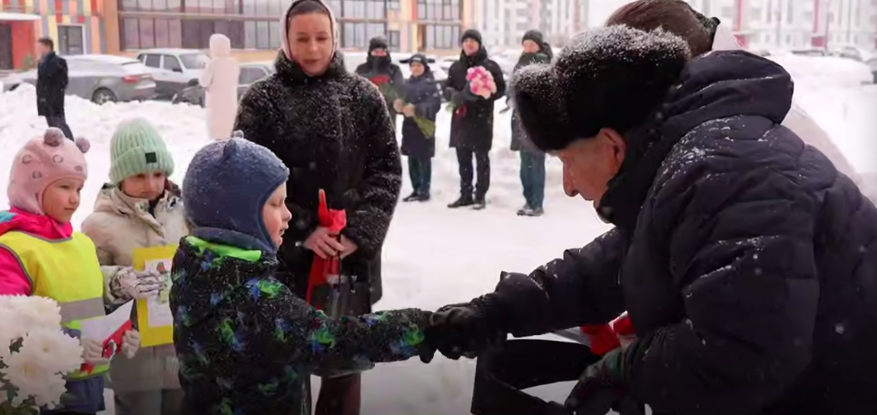 Дети поздравляют ветерана из Новгорода со столетием