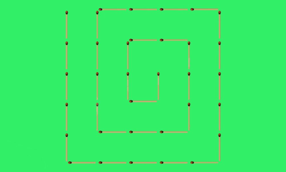 спираль из спичек на зелёном фоне