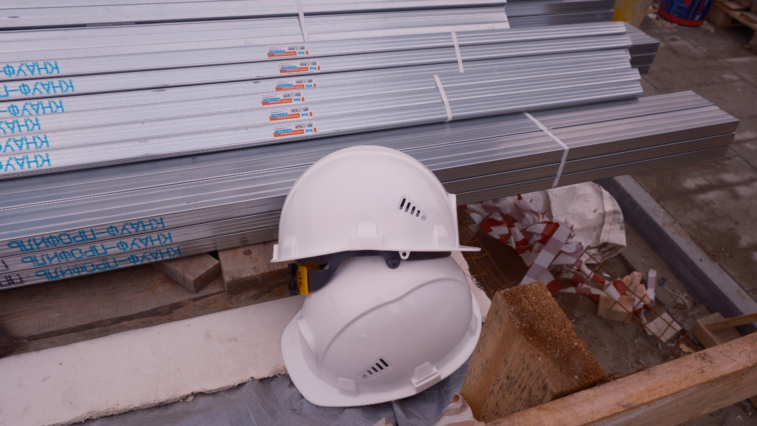 каски и строительные инструменты