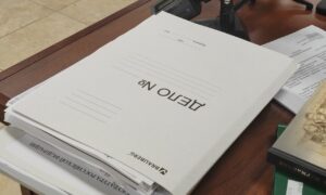 Судебные документы лежат на столе