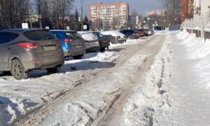 Снежные сугробы на ул. Ломоносова