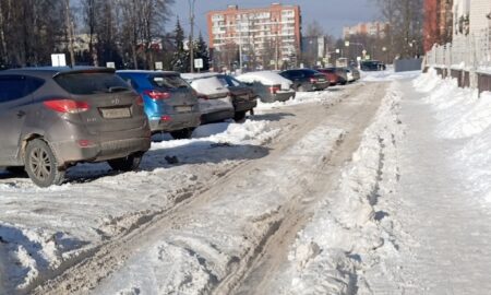 Снежные сугробы на ул. Ломоносова