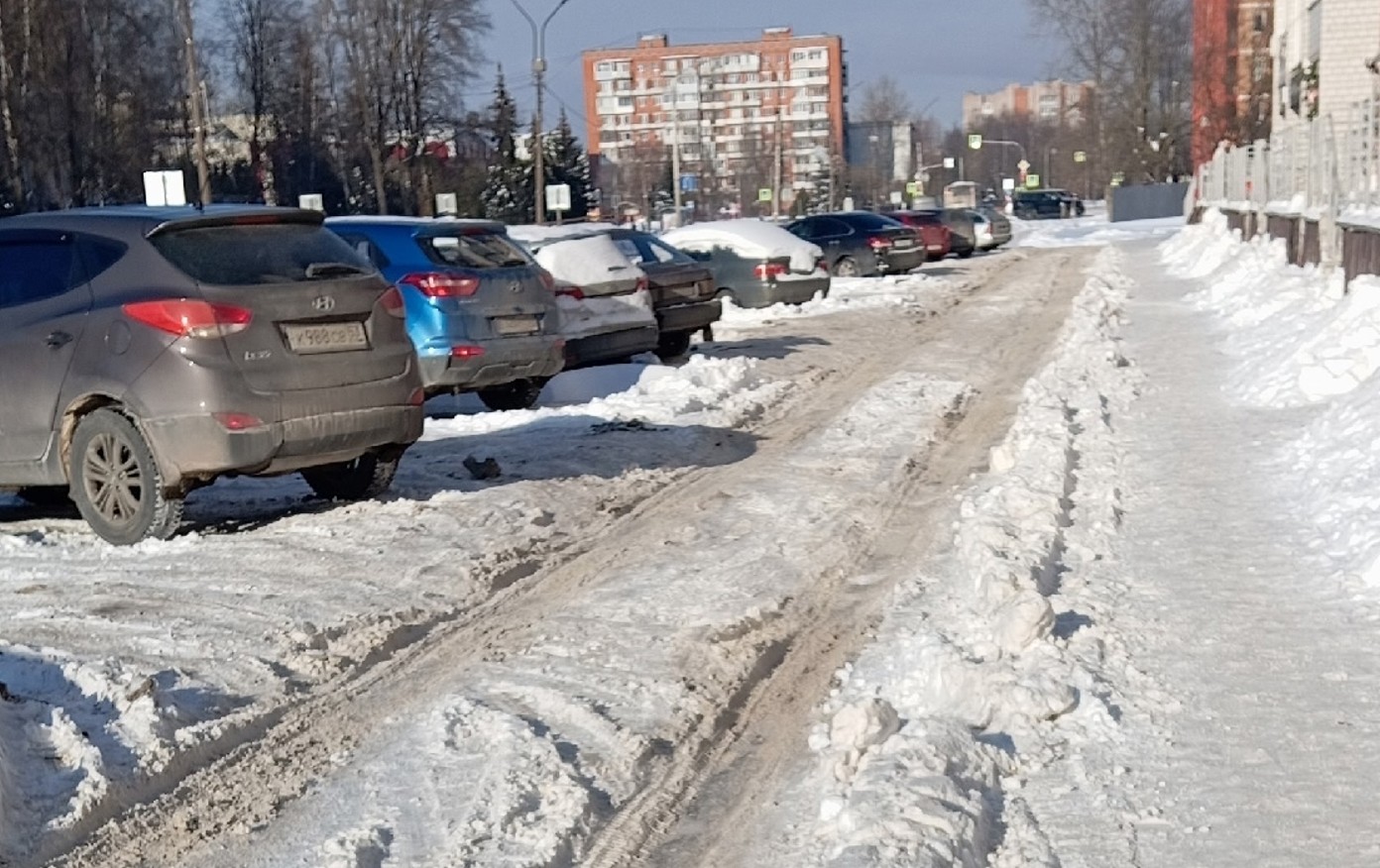 Снежные сугробы на ул. Ломоносова