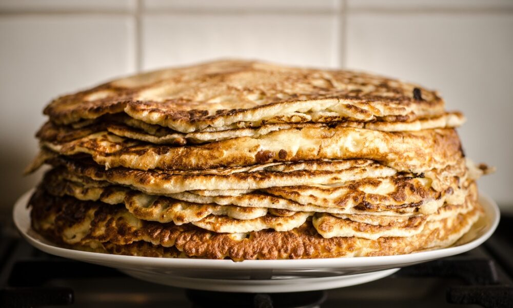 Блины в тарелке на столе