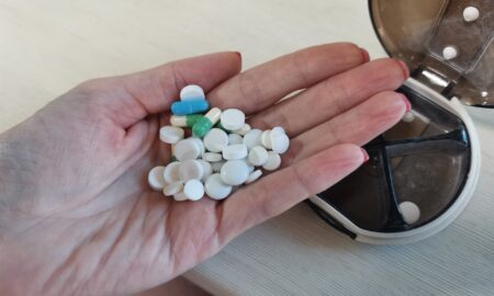 Таблетки лежат на ладони