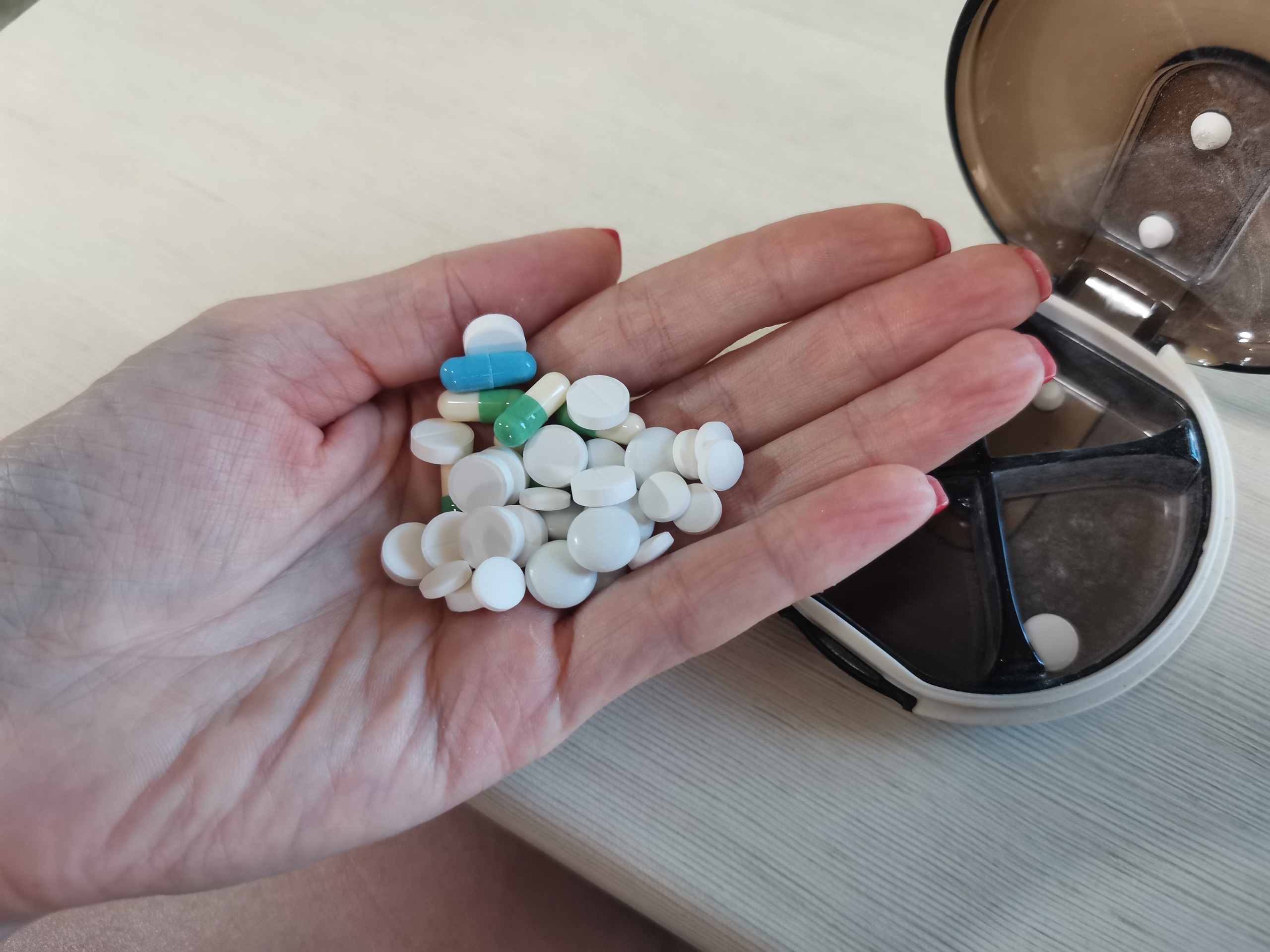 Таблетки лежат на ладони