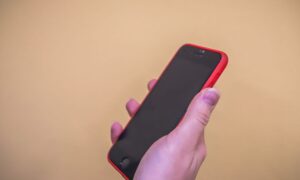 Телефон в женской руке