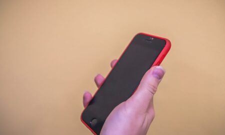 Телефон в женской руке