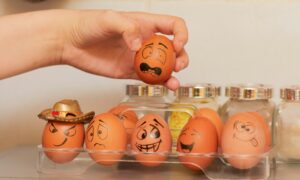 Девушка выбирает яйца