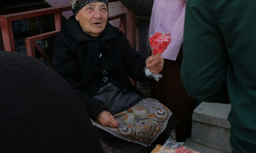 Бабушка сидит