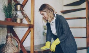 Девушка убирает дома