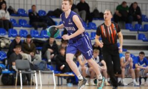 Баскетболист с мячом