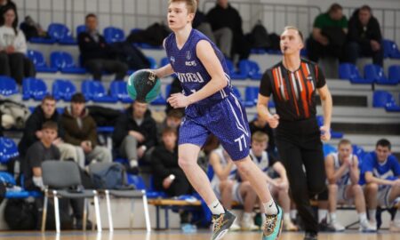 Баскетболист с мячом