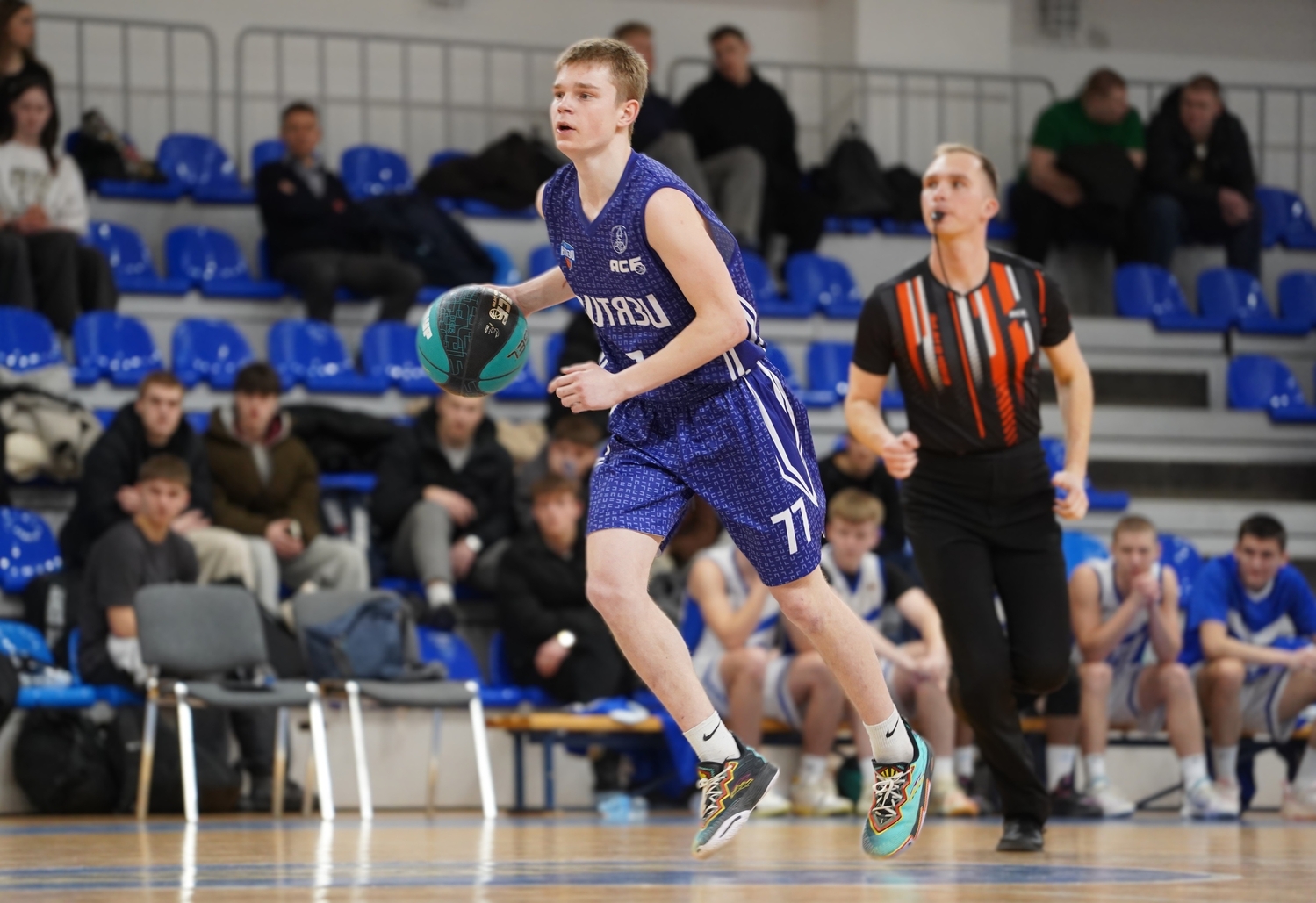 Баскетболист с мячом