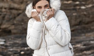 Женщина в белом пуховике
