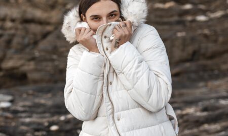 Женщина в белом пуховике