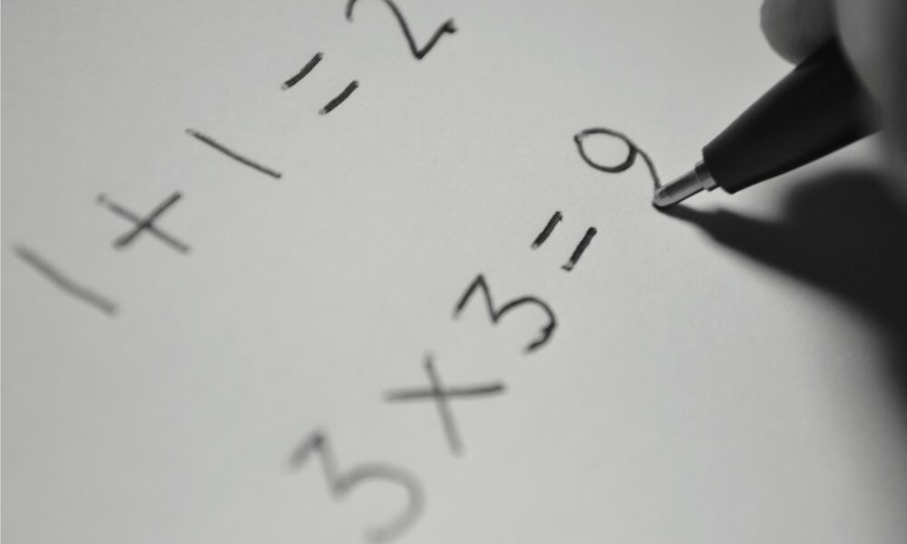 Математические примеры на листе бумаги