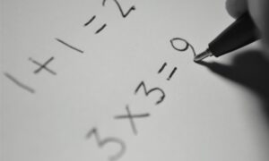 Математические примеры на листе бумаги