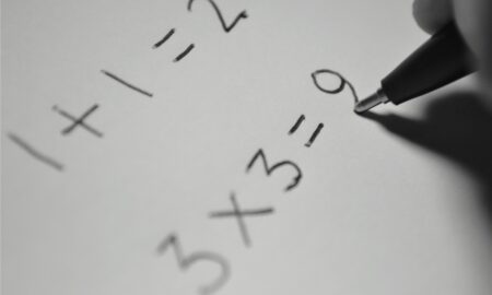 Математические примеры на листе бумаги